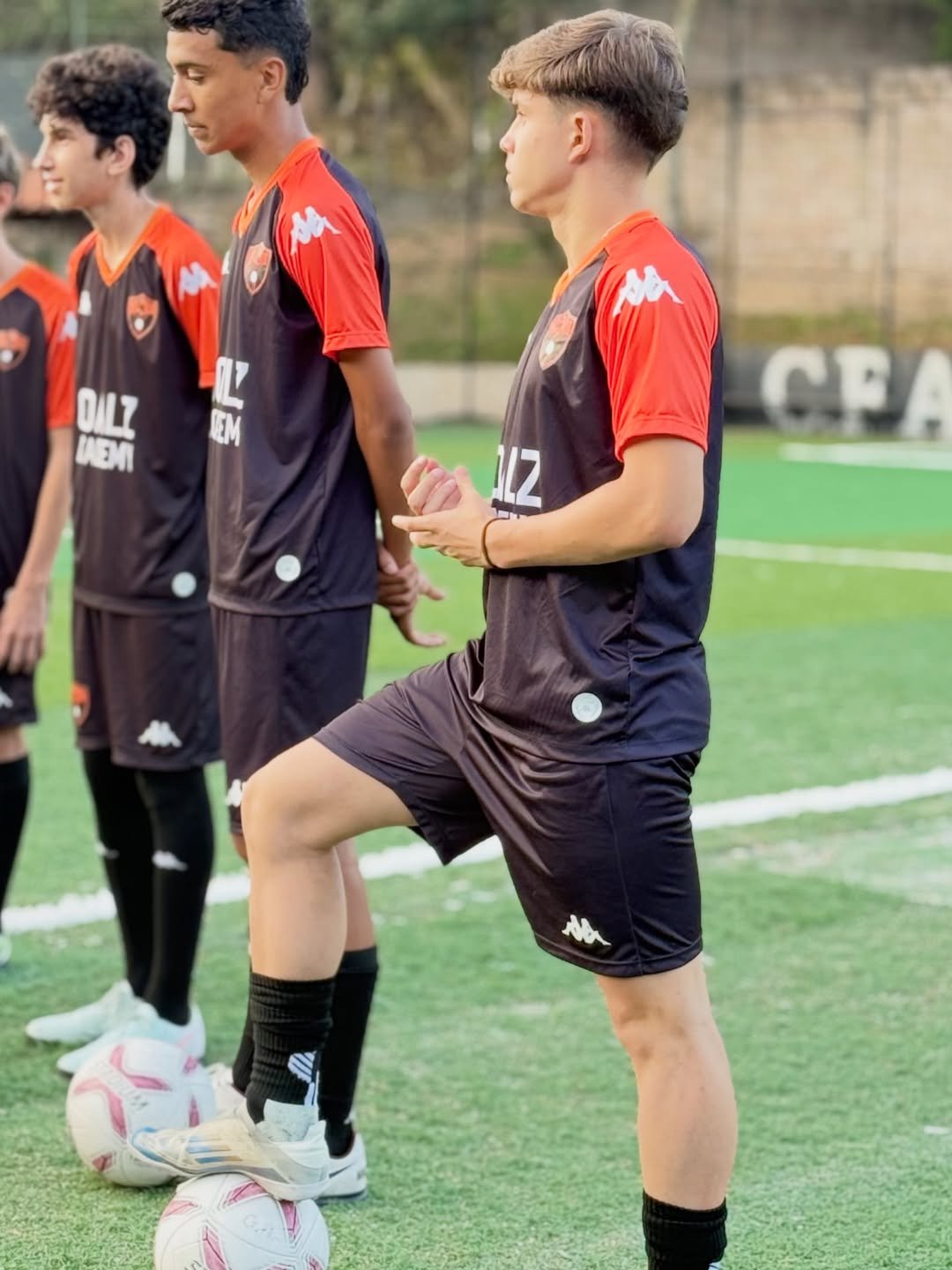 Atletas Goalz Academy em aquecimento